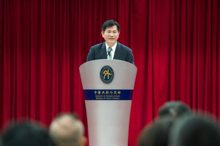 外交部為「社團法人台灣盲人環台為公益而跑協會」組團赴美國紐約參加「超越自我3100英里挑戰賽」舉辦授旗儀式 外交部為「社團法人台灣盲人環台為公益而跑協會」組團赴美國紐約參加「超越自我3100英里挑戰賽」舉辦授旗儀式