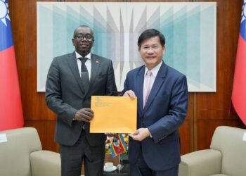 外交部長林佳龍接受新任史瓦帝尼王國駐台大使庫涅內呈遞到任國書副本