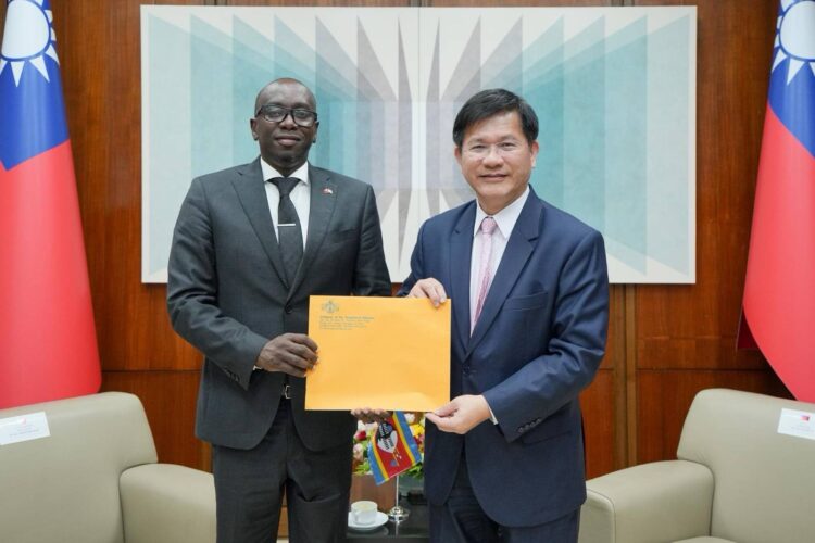 外交部長林佳龍接受新任史瓦帝尼王國駐台大使庫涅內呈遞到任國書副本 外交部長林佳龍接受新任史瓦帝尼王國駐台大使庫涅內呈遞到任國書副本