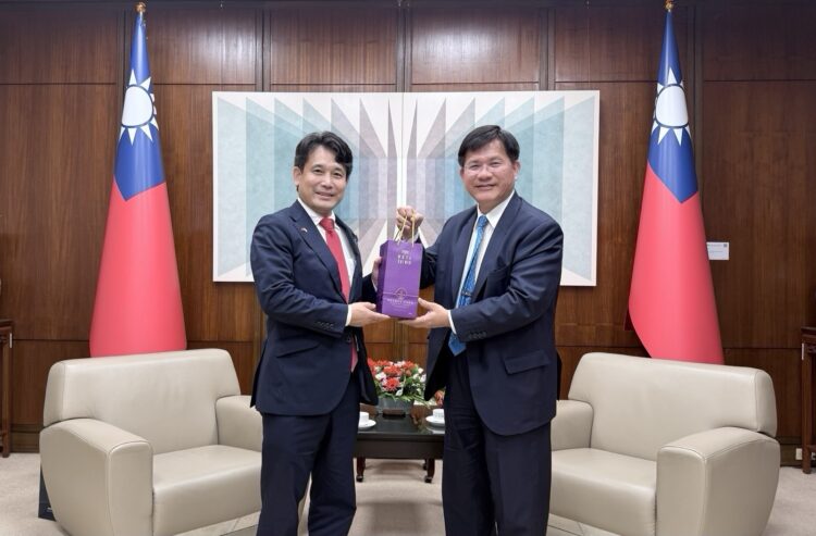 外交部長林佳龍接見日本前農林水產副大臣瀧波宏文參議員,就深化台日合作等議題廣泛交換意見 外交部長林佳龍接見日本前農林水產副大臣瀧波宏文參議員,就深化台日合作等議題廣泛交換意見