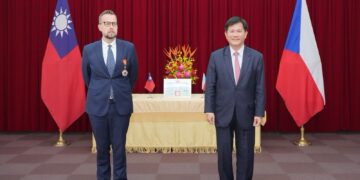 外交部長林佳龍頒贈「特種外交獎章」予捷克經濟文化辦事處代表史坦格 外交部長林佳龍頒贈「特種外交獎章」予捷克經濟文化辦事處代表史坦格