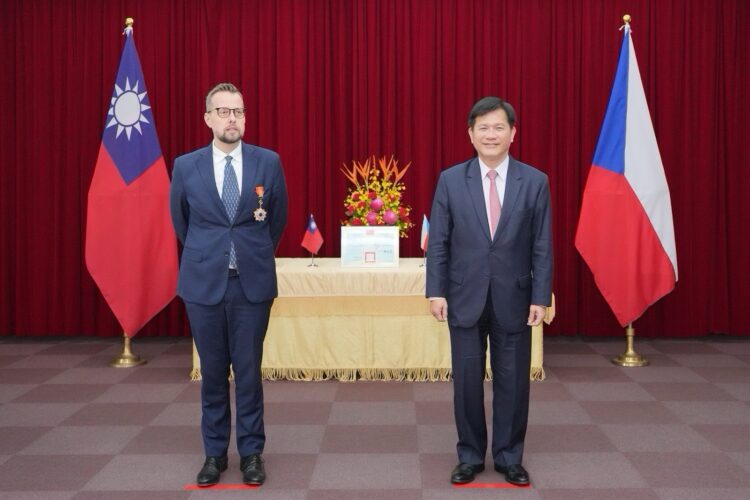 外交部長林佳龍頒贈「特種外交獎章」予捷克經濟文化辦事處代表史坦格 外交部長林佳龍頒贈「特種外交獎章」予捷克經濟文化辦事處代表史坦格