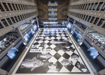 台灣好魚游進北車大廳 農業部攜手人氣插畫家cherng打造「貘魚廣場」