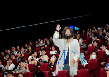 范逸臣蓬頭垢面現身《大仙尪仔》首映　吃飯「吃到鬍子」還被真街友認錯