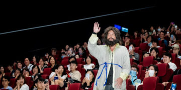 范逸臣蓬頭垢面現身《大仙尪仔》首映　吃飯「吃到鬍子」還被真街友認錯