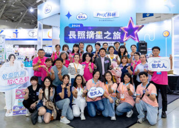 陪94歲失智阿嬤站起來！包大人「長照摘星之旅」表揚第一線英雄 讓長者找回自主尊嚴