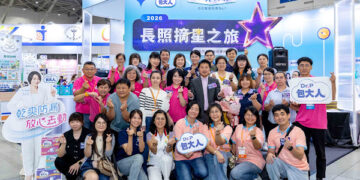 陪94歲失智阿嬤站起來！包大人「長照摘星之旅」表揚第一線英雄 讓長者找回自主尊嚴