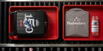 百威啤酒出招 150週年限定紀念罐、風衣、登機箱帥氣亮相