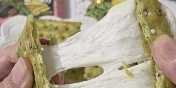 全聯熱賣「羽衣甘藍蘇打餅」又有新吃法！夾棉花糖微波10秒超牽絲