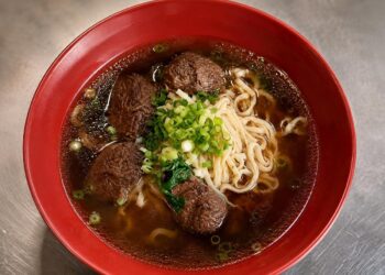 板橋大觀路牛肉麵飄香近50年 二代接手延續古早味  12小時紅燒湯頭陪伴在地三餐