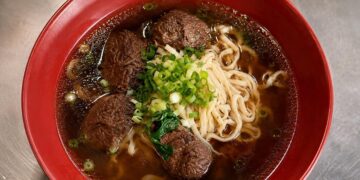 板橋大觀路牛肉麵飄香近50年 二代接手延續古早味  12小時紅燒湯頭陪伴在地三餐