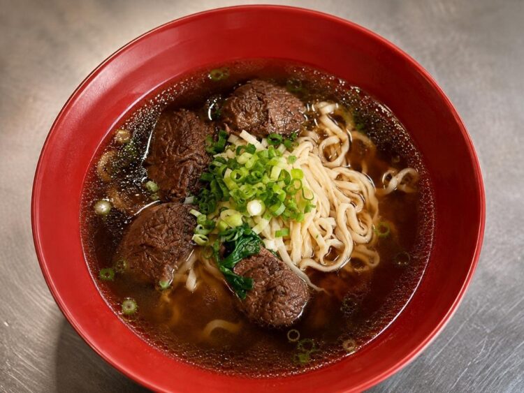 板橋大觀路牛肉麵飄香近50年 二代接手延續古早味  12小時紅燒湯頭陪伴在地三餐