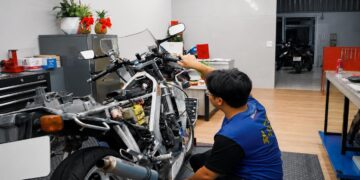 新市南科機車行從高中打工一路走到創業 明亮店面主打YAMAHA車款與日常車務