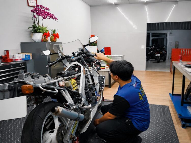 新市南科機車行從高中打工一路走到創業 明亮店面主打YAMAHA車款與日常車務 新市南科機車行從高中打工一路走到創業 明亮店面主打YAMAHA車款與日常車務