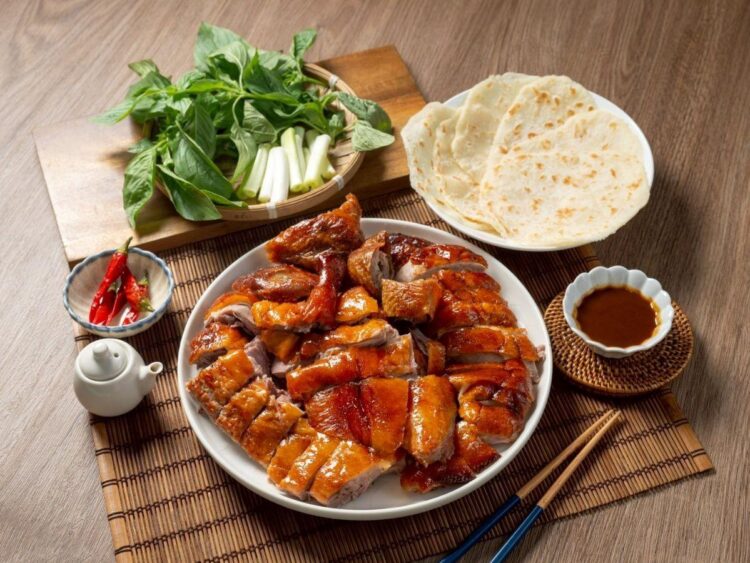 土城店脆皮烤鴨獨門特色 13種中藥自炒醃製 年輕一代嚴選溫體鴨肉、自製純鴨油 土城店脆皮烤鴨獨門特色 13種中藥自炒醃製 年輕一代嚴選溫體鴨肉、自製純鴨油