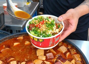廟東夜市美食從滷製開始 大黑豆干先吸入滷汁 再以自製配方堆出蒜香風味