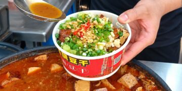 廟東夜市美食從滷製開始 大黑豆干先吸入滷汁 再以自製配方堆出蒜香風味