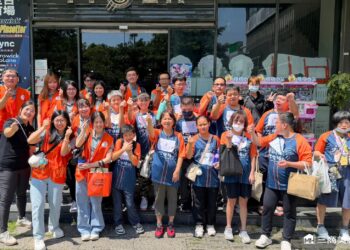 三商美福西屯門市志工陪伴學員體驗保齡球 一起享受運動樂趣