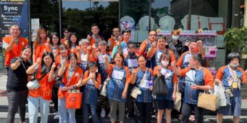 三商美福西屯門市志工陪伴學員體驗保齡球 一起享受運動樂趣