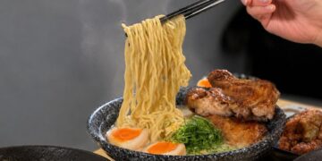 高雄前金拉麵店融入台灣特色風味 雞白湯搭配搭配鹽焗雞與炙燒叉燒豐富餐點層次