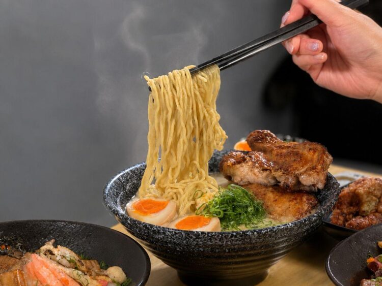 高雄前金拉麵店融入台灣特色風味 雞白湯搭配搭配鹽焗雞與炙燒叉燒豐富餐點層次 高雄前金拉麵店融入台灣特色風味 雞白湯搭配搭配鹽焗雞與炙燒叉燒豐富餐點層次