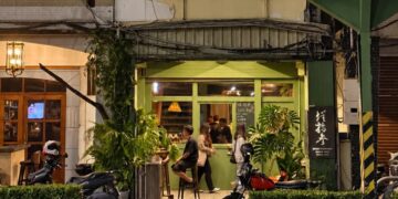 高雄鹽埕酒吧轉型深夜咖啡廳 保留復古吧台與多年餐飲經驗 重新融入在地生活