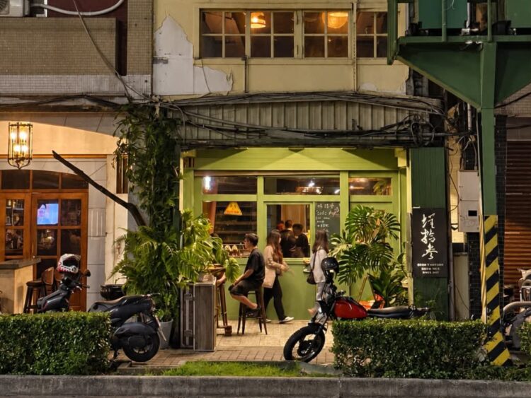 高雄鹽埕酒吧轉型深夜咖啡廳 保留復古吧台與多年餐飲經驗 重新融入在地生活 高雄鹽埕酒吧轉型深夜咖啡廳 保留復古吧台與多年餐飲經驗 重新融入在地生活