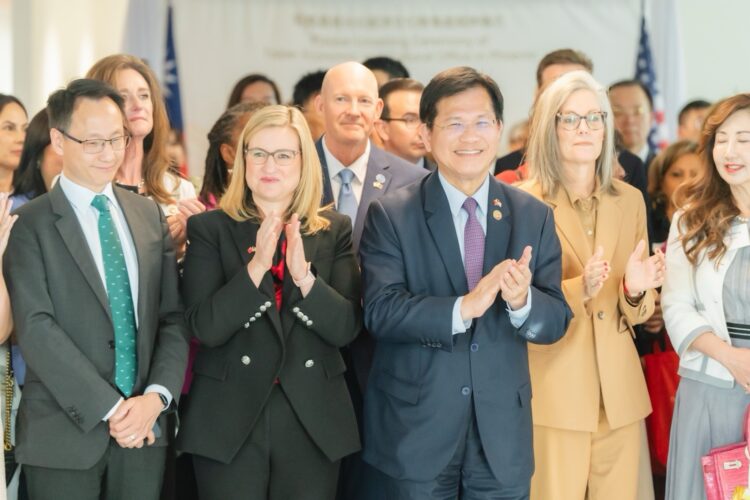 外交部長林佳龍出席我國駐鳳凰城辦事處揭牌儀式 外交部長林佳龍出席我國駐鳳凰城辦事處揭牌儀式