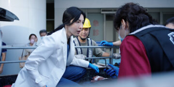 病患家屬闖急診室「拿遺照撒冥紙」 楊謹華崩潰痛哭、霍建華陷醫病兩難