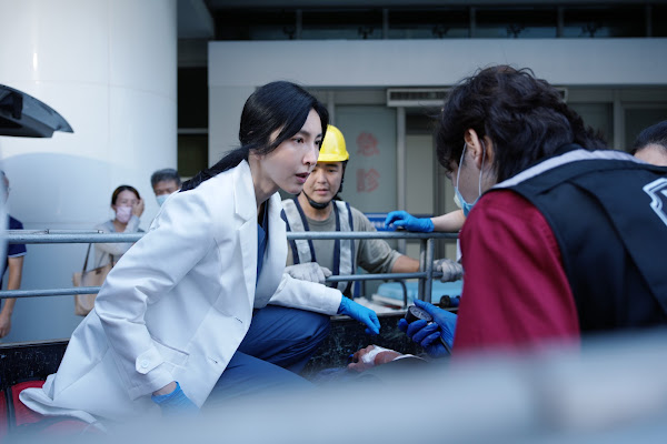 病患家屬闖急診室「拿遺照撒冥紙」 楊謹華崩潰痛哭、霍建華陷醫病兩難 病患家屬闖急診室「拿遺照撒冥紙」 楊謹華崩潰痛哭、霍建華陷醫病兩難