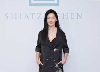 林熙蕾巴黎時裝週秀鏤空美胸 老公難得看到 竟嫌露得不夠！