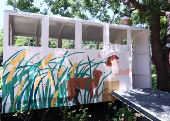 插畫家夏仙新作「青笛守相思」 彩繪蕭壠舊糖廠五分車