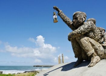 台南四草海堤展漂流木裝置藝術