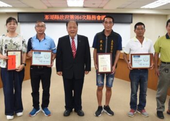 縣務會議  陳光復表揚歐正崴熱心公益善行、退休教師及績優社區單位