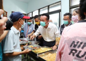嘉義縣民雄鄉鎮北社區老人食堂揭牌 長輩吃飯笑容洋溢