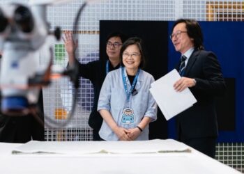 正修首創「開放式修復中心」 蔡英文參訪當下讚嘆大開眼界