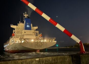 「華春輪」貨櫃輪出港船身左舷擦撞(紅毛港)南護岸 高雄港務分公司說明處理情形