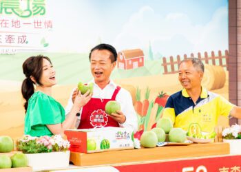 嘉義縣長翁章梁購物台直播秀 邀鄉親大啖連皮都能吃的品種 翠妞-綠翡翠香瓜