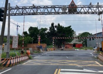 台南仁德龍寶路平交道施工封閉