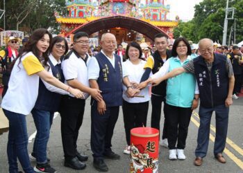 嘉義和聯境金虎爺會成立10週年萬人繞境　嘉義市長黃敏惠祈福點起馬炮