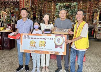 台灣廟宇最特殊的金牌還願 台灣第一可可豆得主 捧著金牌回歡喜財神廟還願