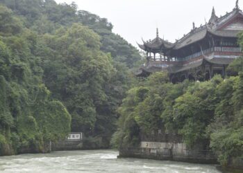 都江堰像大象腿，二峰圳可比蚯蚓