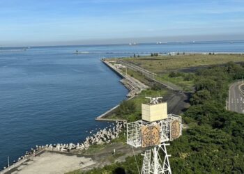 天使輪船艙進水半沉高雄港 船上空貨櫃落海漂流 高雄港緊急動員打撈