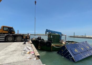 天使輪空貨櫃落海漂流 高雄港緊急動員打撈並進行船體抽油作業