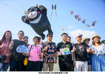 2023旗津風箏節開幕萬人追「風」趣  12米高雄熊風箏亮相萌爆表