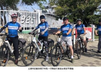 日本友誼市長騎自行車享受台南安平風光