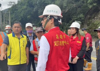 陳其邁視察明霸克露橋與緊急流籠運作