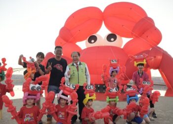 「澎湖蟹蟹」主題裝置藝術現身觀音亭園區 陳光復：要讓澎湖越來越美