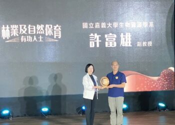 嘉義大學許富雄老師推動生態保育40年榮獲臺灣「綠色奧斯卡」個人獎項殊榮