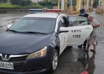 失智老嫗誤闖港區 暖心高港警助返家